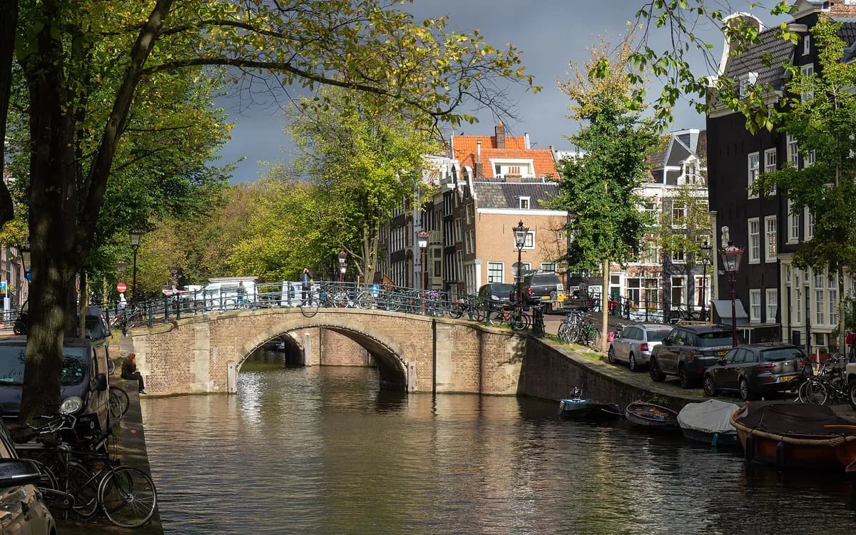 Reguliersgracht kanalı ve taş köprü