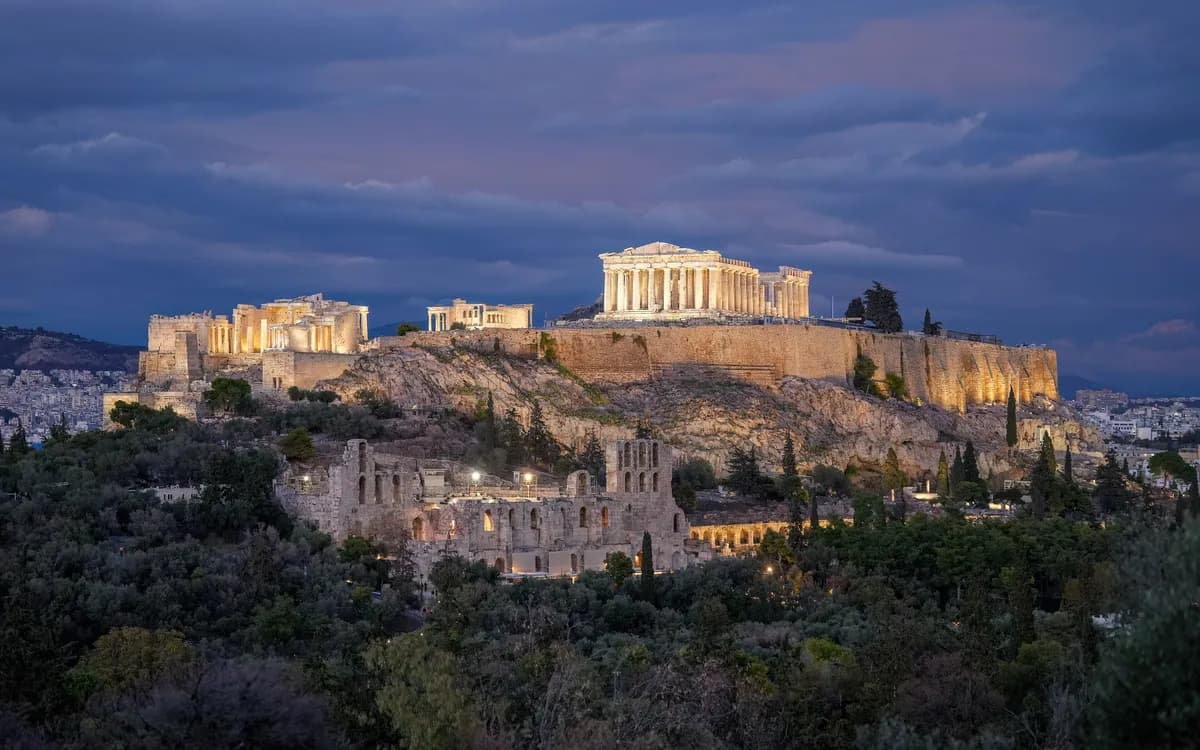 Akşam ışıklandırılmış Akropolis ve Partenon