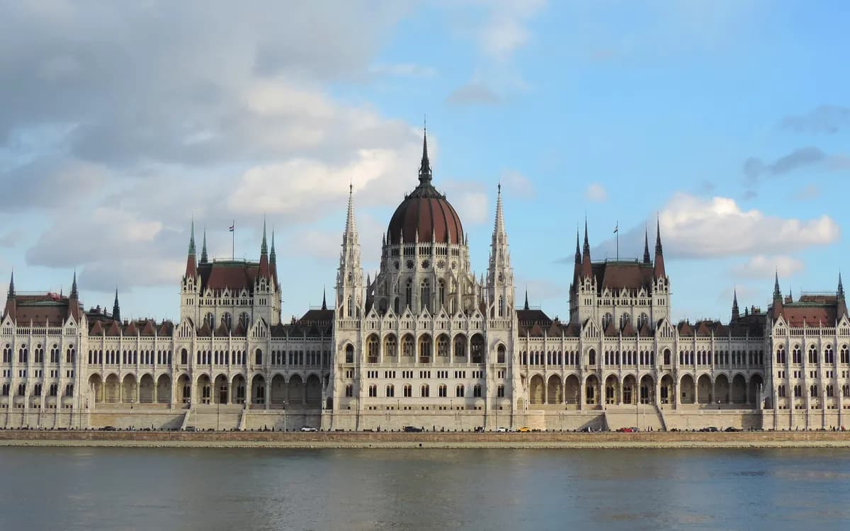 Tuna'nın karşı kıyısından Macaristan Parlamento Binası