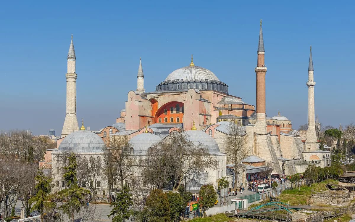 Ayasofya, önünde bahçe ve ağaçlar