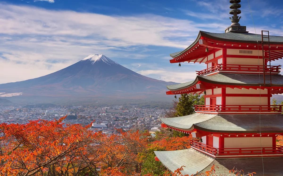 Chureito pagodası ve arkasında karlı Fuji Dağı