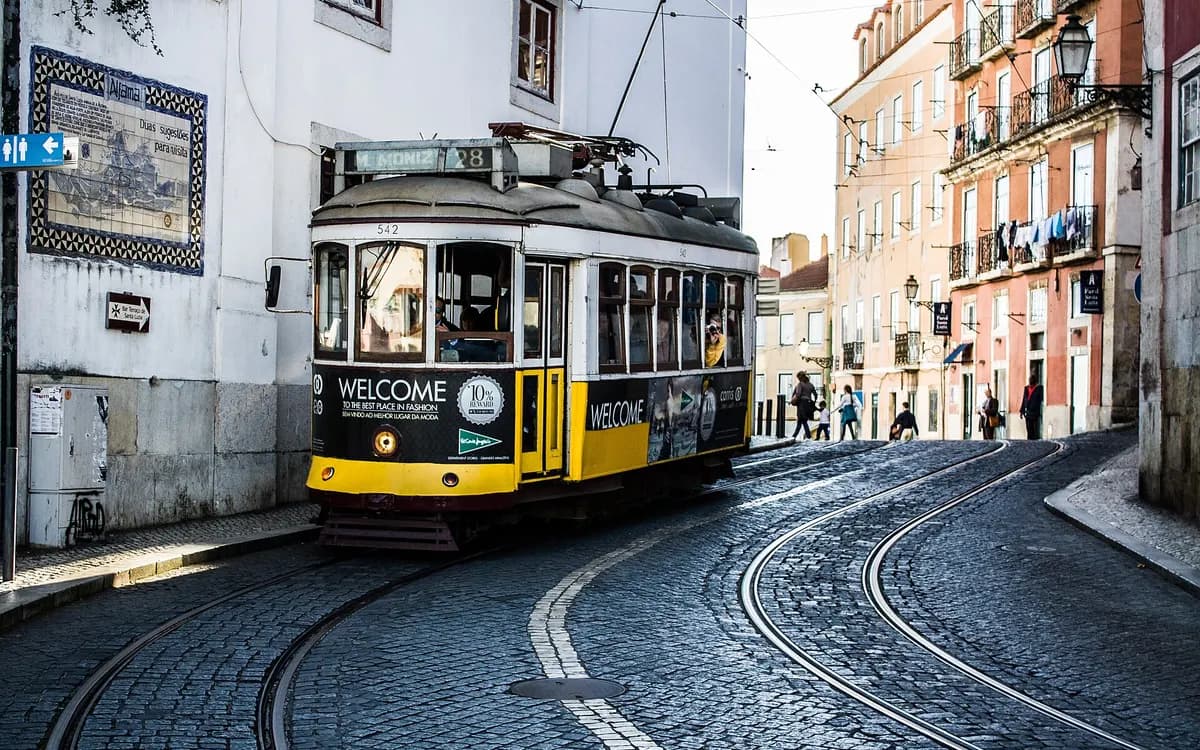 Dar sokakta sarı 28 numaralı tramvay