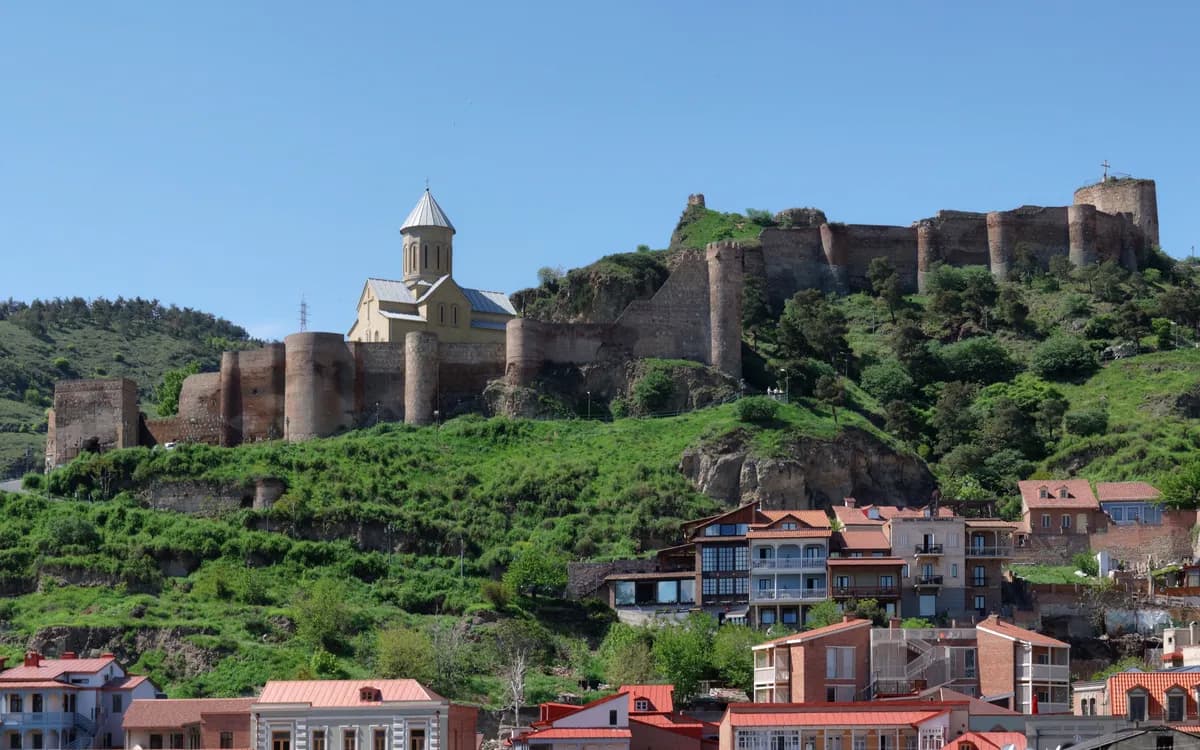 Narikala Kalesi ve altındaki eski şehir evleri