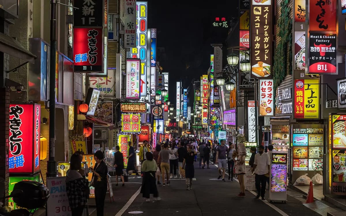 Shinjuku Kabukichō'da neon tabelalarla dolu sokak