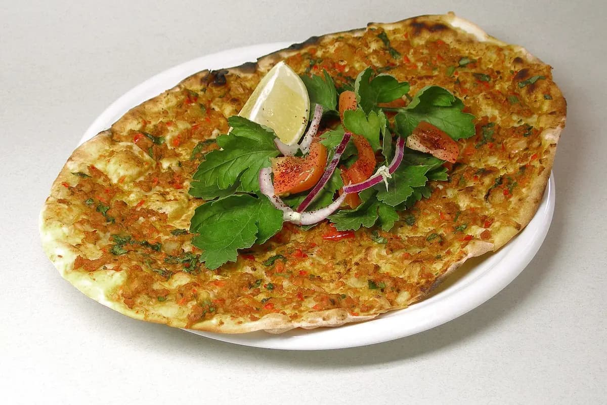 Maydanoz ve limonla lahmacun