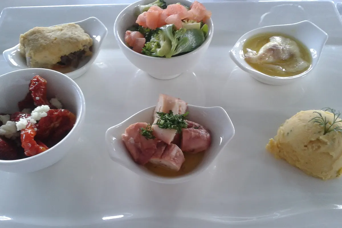 Küçük tabaklarda meze çeşitleri