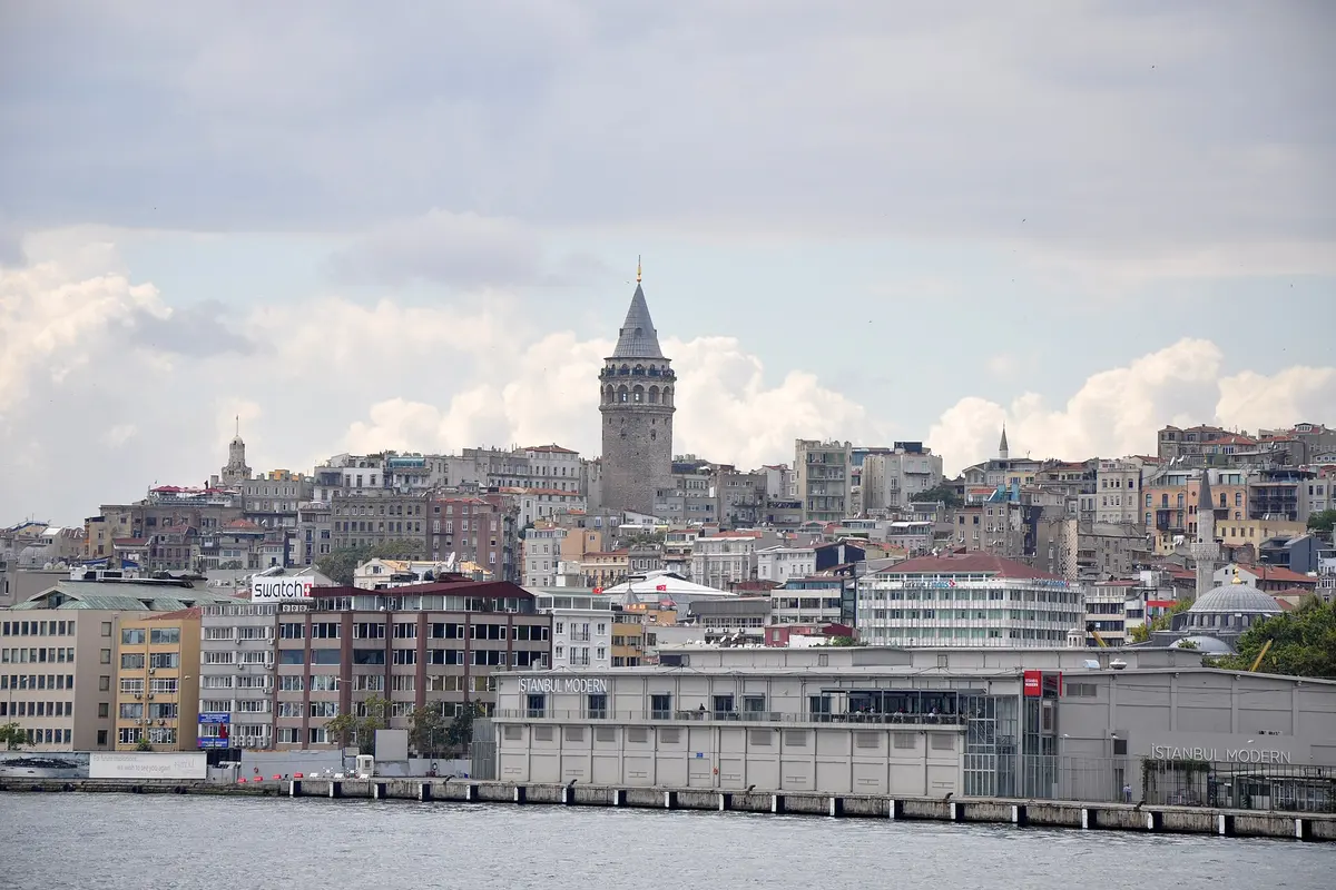 Haliç'ten Galata Kulesi ve Beyoğlu manzarası