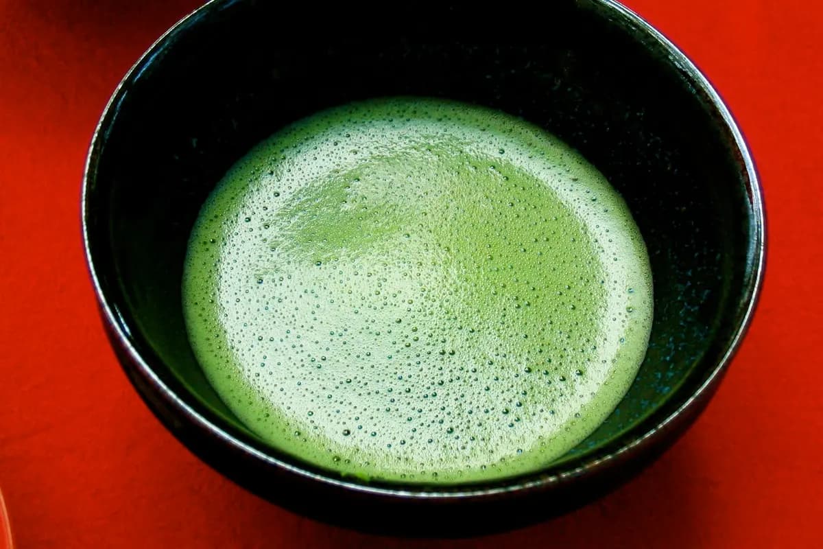 Kâsede köpüklü matcha