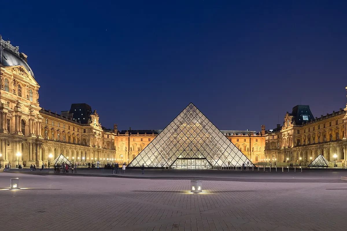 Louvre Müzesi