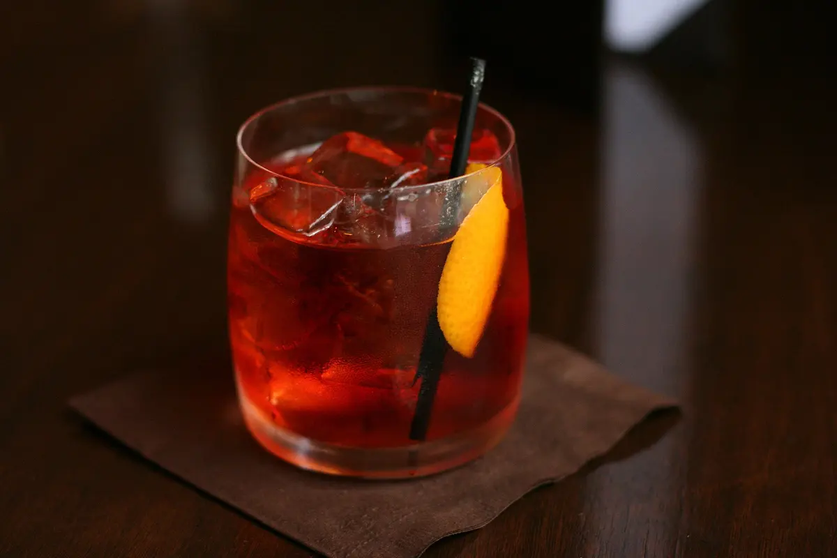 Buzlu Negroni kokteyli