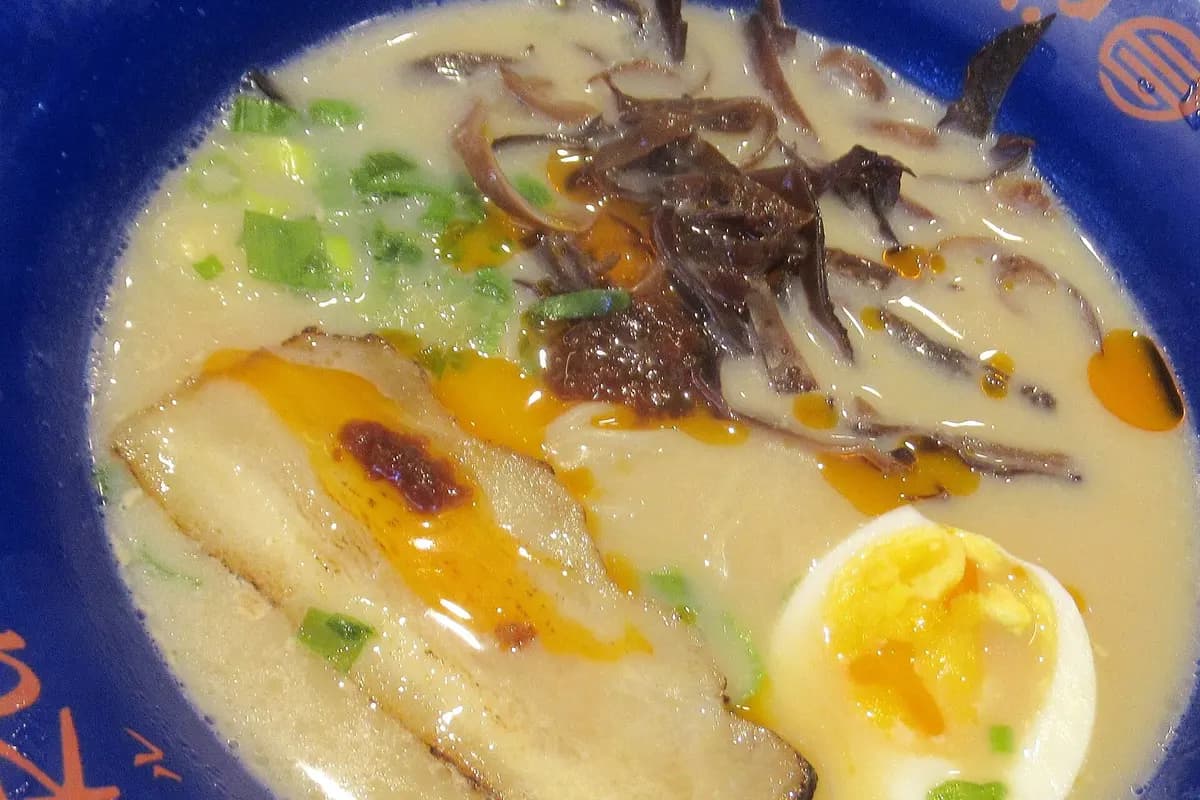 Kasede tonkotsu ramen ve yumurta